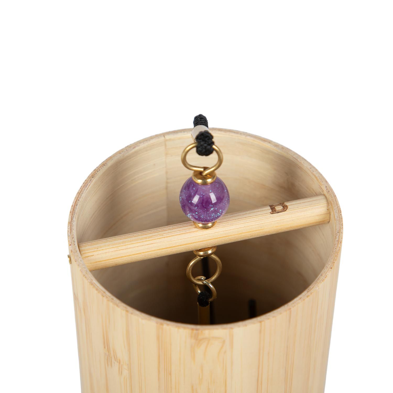 Nahaufnahme des Klangspiels. Bambus-Zylinder mit Amethyst-Kugel und Holzstab. Goldfarbene Metallteile. Schwarze Schnur.