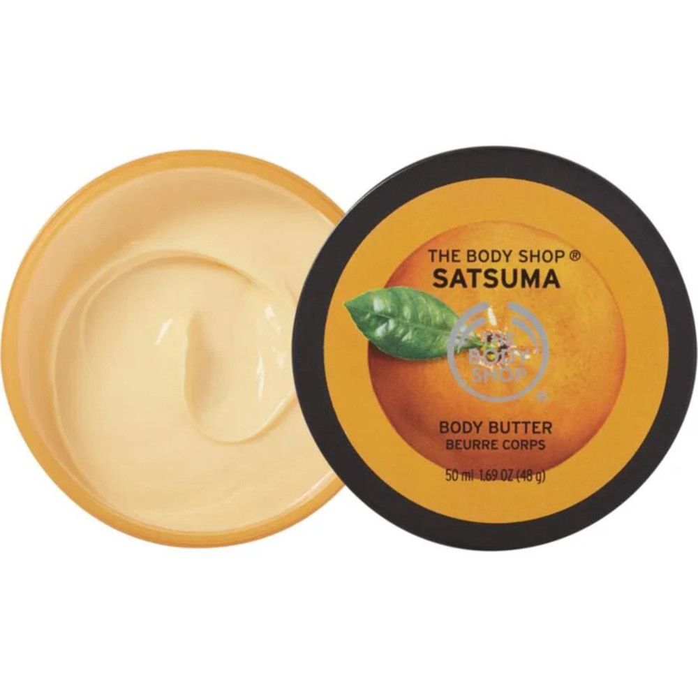 Geöffnete Dose Körperbutter. Orangefarbener Behälter mit schwarzem Deckel. Aufschrift: Satsuma, Body Butter, The Body Shop.