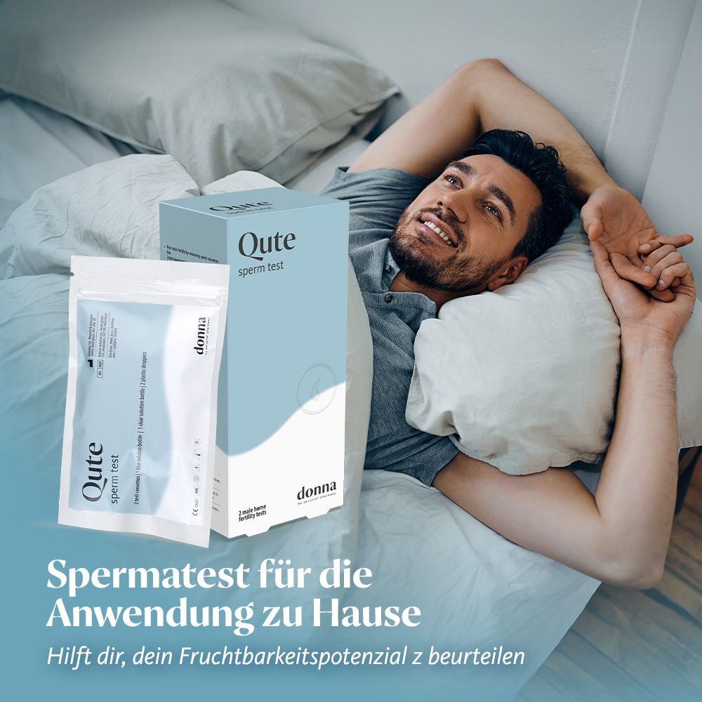 Mann im Bett mit Qute Sperm Test-Verpackung und Testbeutel. Aufschrift "Qute sperm test" und "Donna". Text: Spermatest für die Anwendung zu Hause.