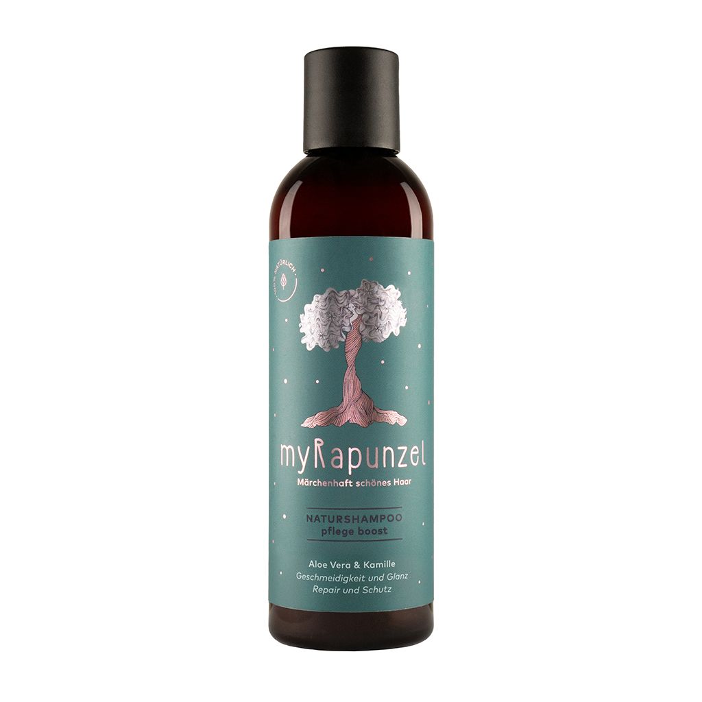 Braune Flasche mit schwarzem Deckel. Aufschrift: myRapunzel NATURSHAMPOO. Etikett mit Baum-Illustration und Text.