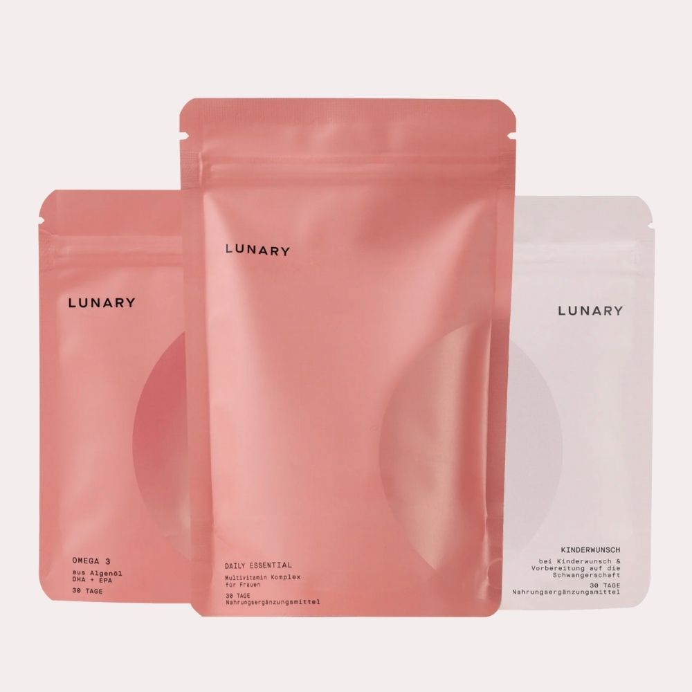 Drei Beutel des LUNARY Kinderwunsch Sets. Rosa und weiß, mit Produktnamen. Verschiedene Größen.