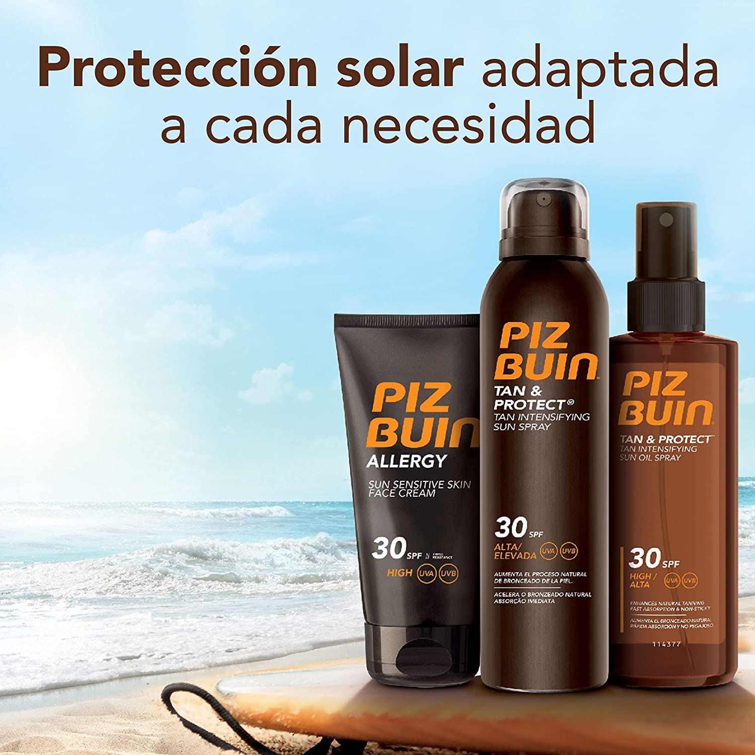 Drei Piz Buin Produkte am Strand. Tube Piz Buin Allergy, Spray Piz Buin Tan & Protect, Öl Spray Piz Buin Tan & Protect. SPF 30.