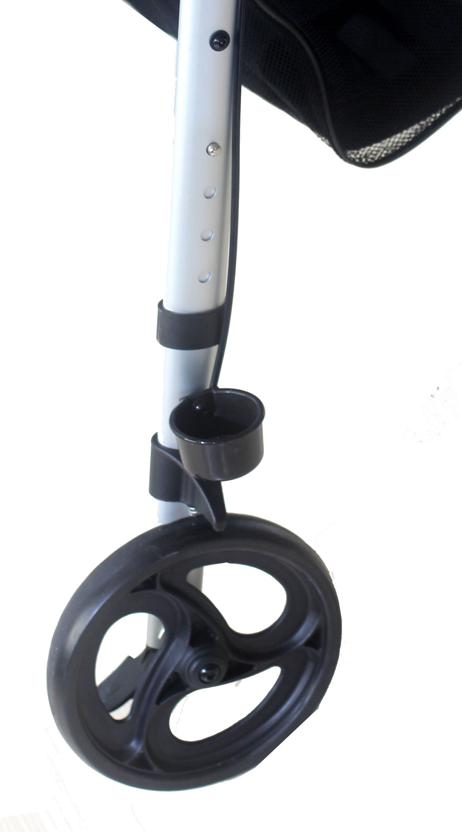 Rollator-Rad mit Becherhalterung. Schwarzes Rad, silberne Stange. Becherhalterung am Rahmen befestigt.