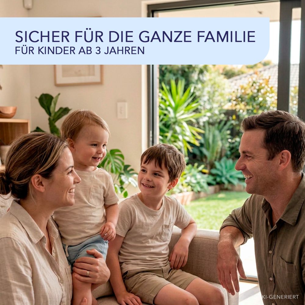 Familie mit Kindern entspannt sich im Wohnzimmer, IEA Medical Insektenstichheiler ist sicher für Kinder.