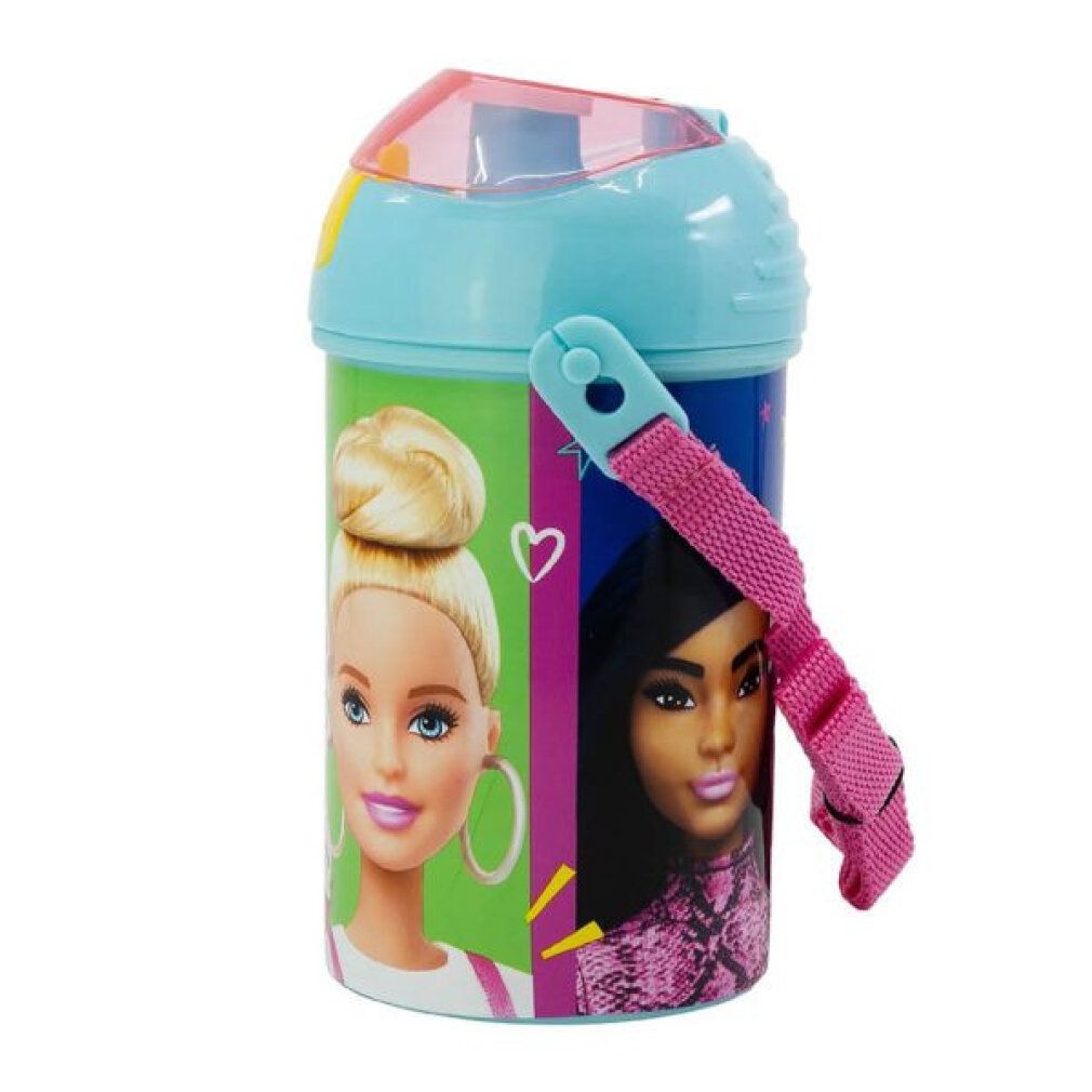 Trinkflasche mit Barbie-Motiv. Zylinderförmig, blau, rosa und grün. Mit Trageschlaufe. Aufdrucke von Barbie-Gesichtern.