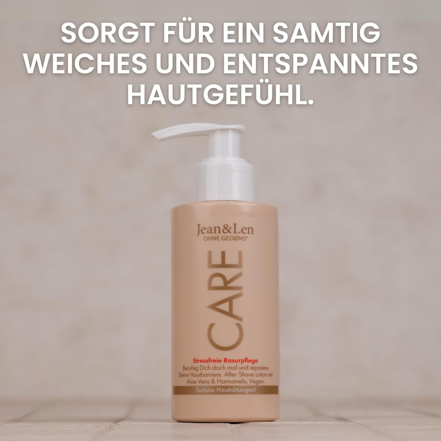 Beige Flasche mit Pumpe. Beschriftung: Jean & Len CARE. Text: Sorgt für ein samtig weiches und entspanntes Hautgefühl.