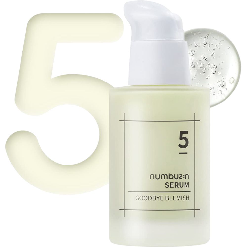 Serumflasche mit weißem Pumpkopf. Aufschrift: 5, numbuz:n SERUM, Goodbye Blemish. Neben 5-Form und Serum-Tropfen.