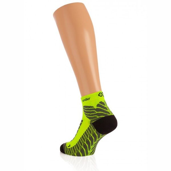 Gelb-schwarze Sportsocken am Bein. Schwarze Spitze und Ferse. Muster: graue Linien. Marke: under.