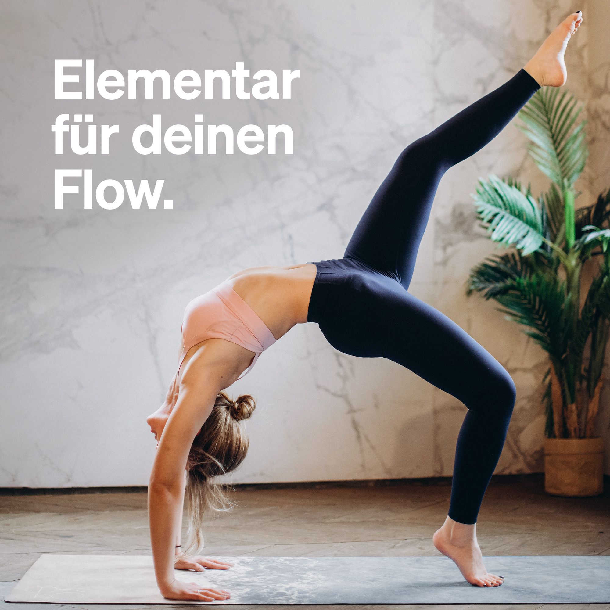 Eine Person macht Yoga. Sie trägt Sportkleidung und steht in einer Brücke. Der Hintergrund ist hell und unscharf.