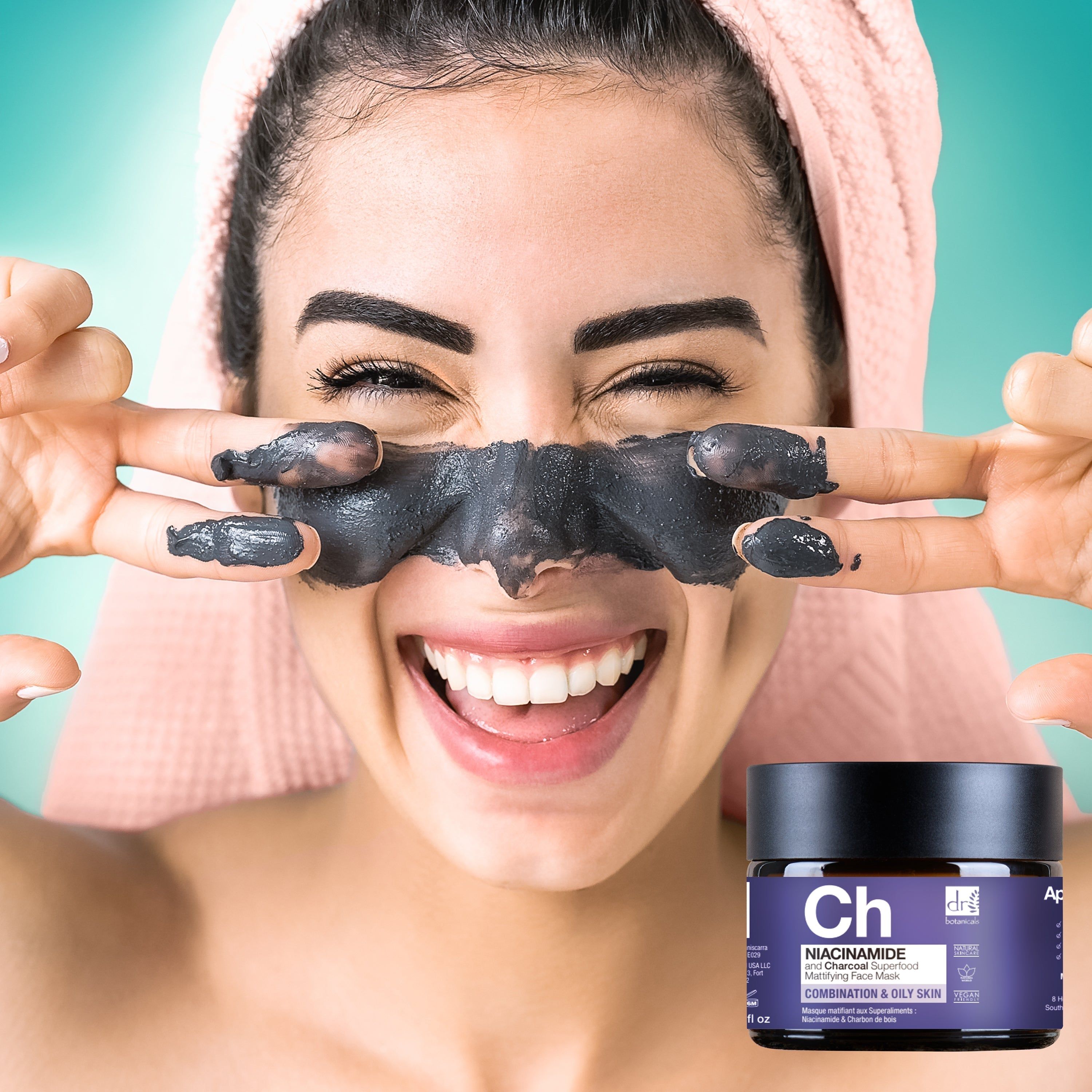 Eine Frau mit Gesichtsmaske. Ein Tiegel Gesichtsmaske im Vordergrund. Aufschrift: Charcoal Superfood Mattifying Face Mask. Vegan-Siegel.