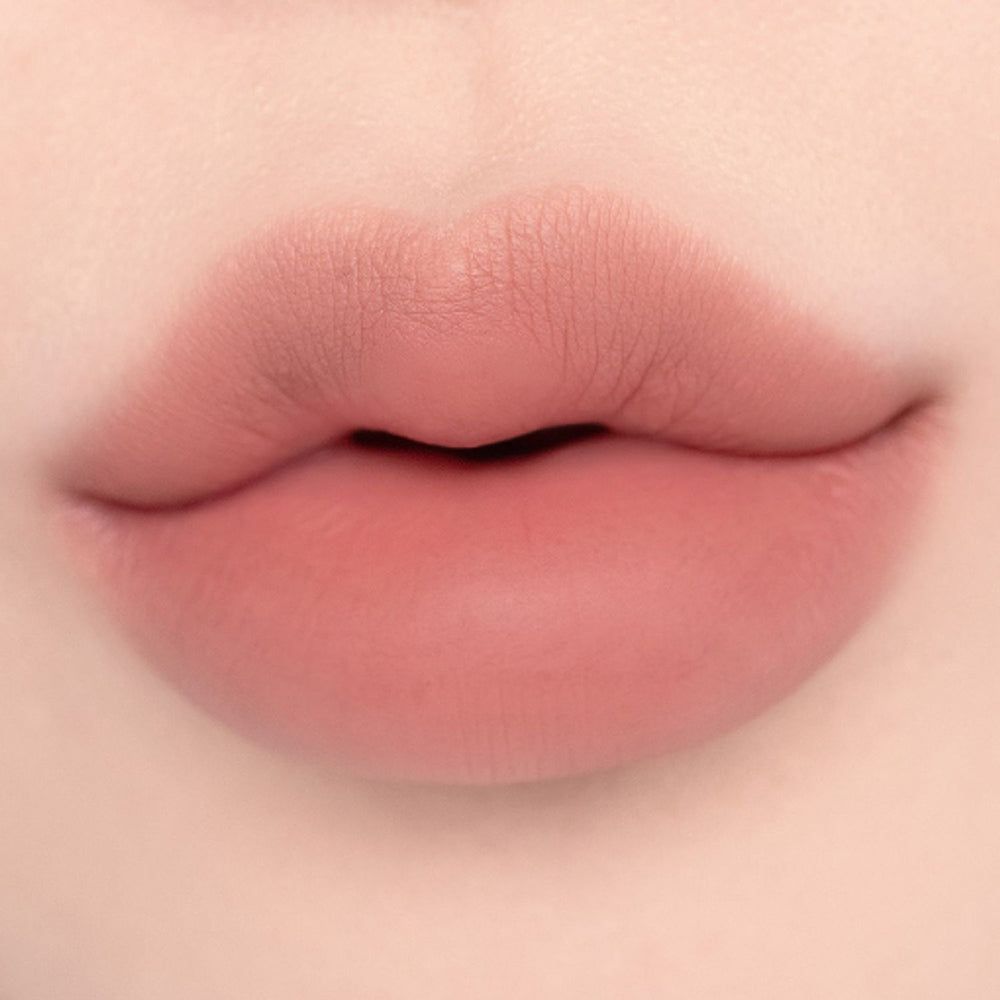 Lippen mit Nude Rose Lippenstift.