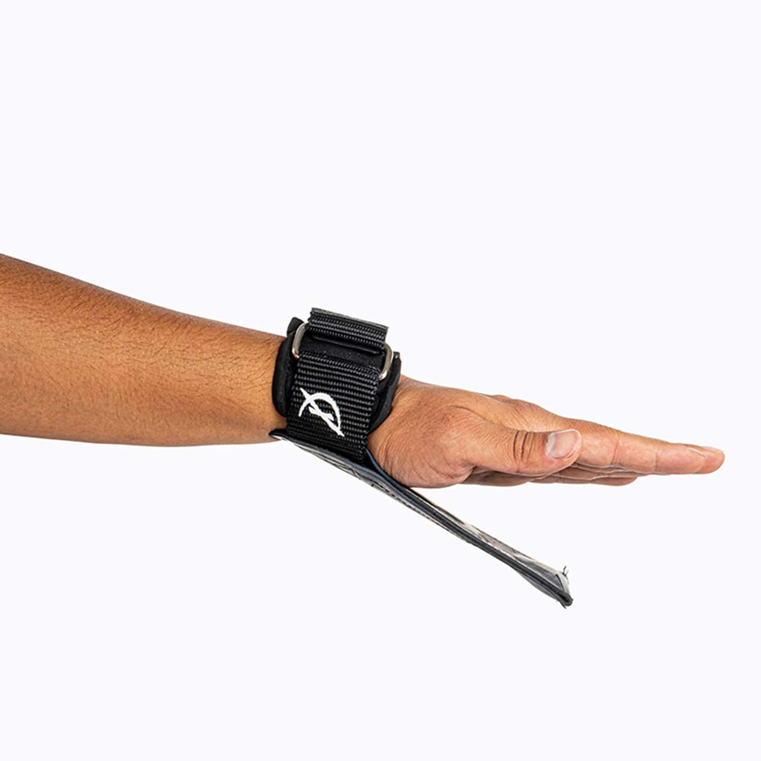 Hand mit schwarzem CLIMAQX Ultra-Grip am Handgelenk. Weißes Logo. Lederartige Griff.