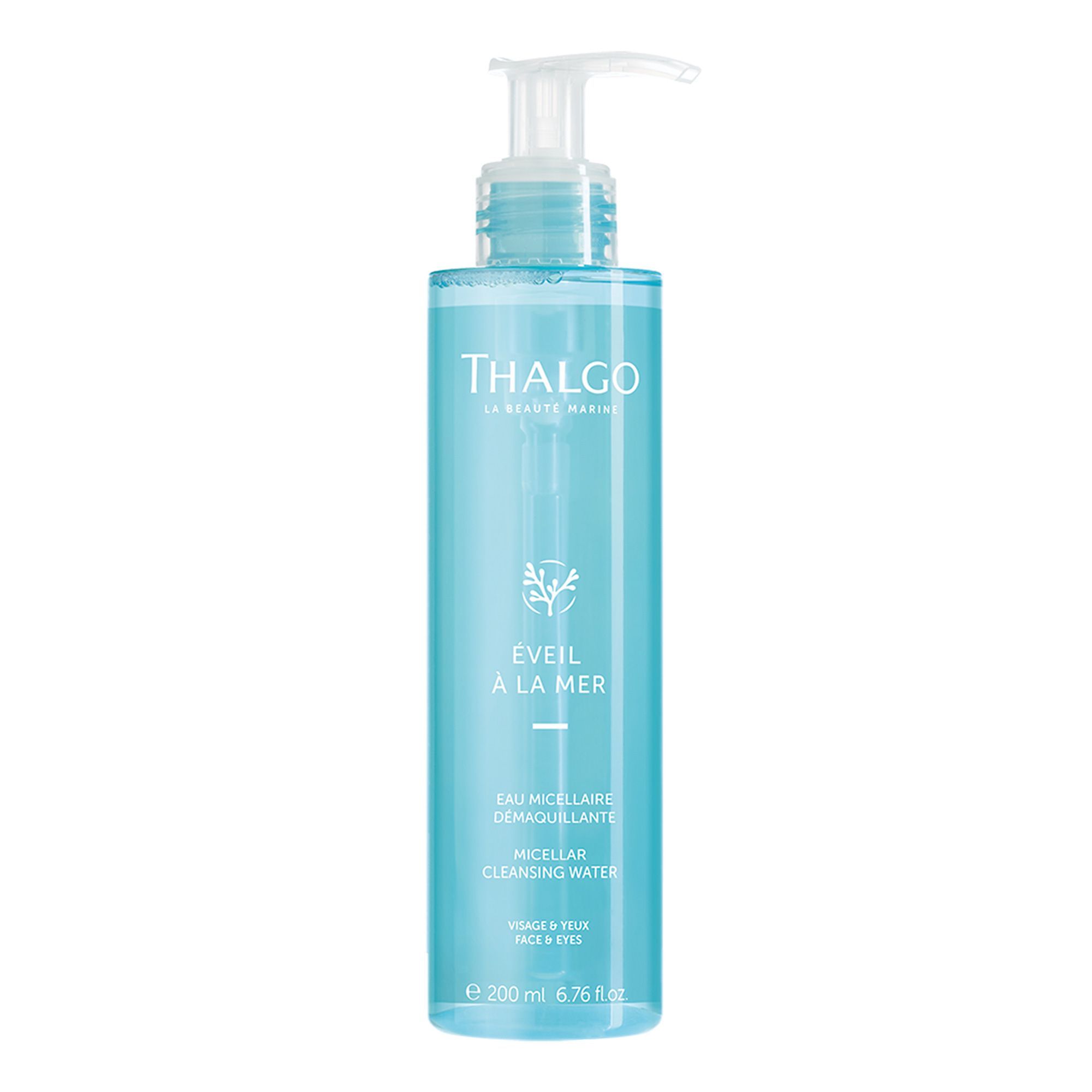 Zylindrische Flasche mit blauem Inhalt und weißem Pumpverschluss. Aufschrift: THALGO, EVEIL À LA MER, Micellar Cleansing Water.