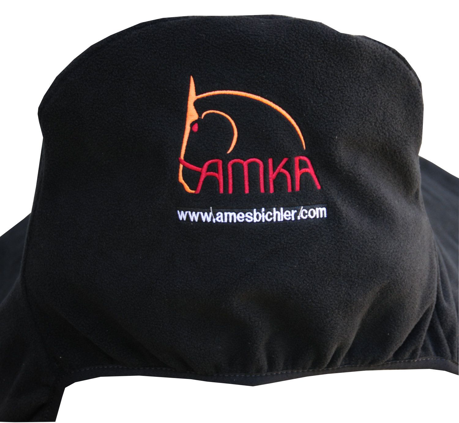 Schwarzer Sattelschutzbezug mit AMKA-Logo und Website-Adresse. Orangefarbenes Pferde-Logo, roter Schriftzug. Fleece-Material.