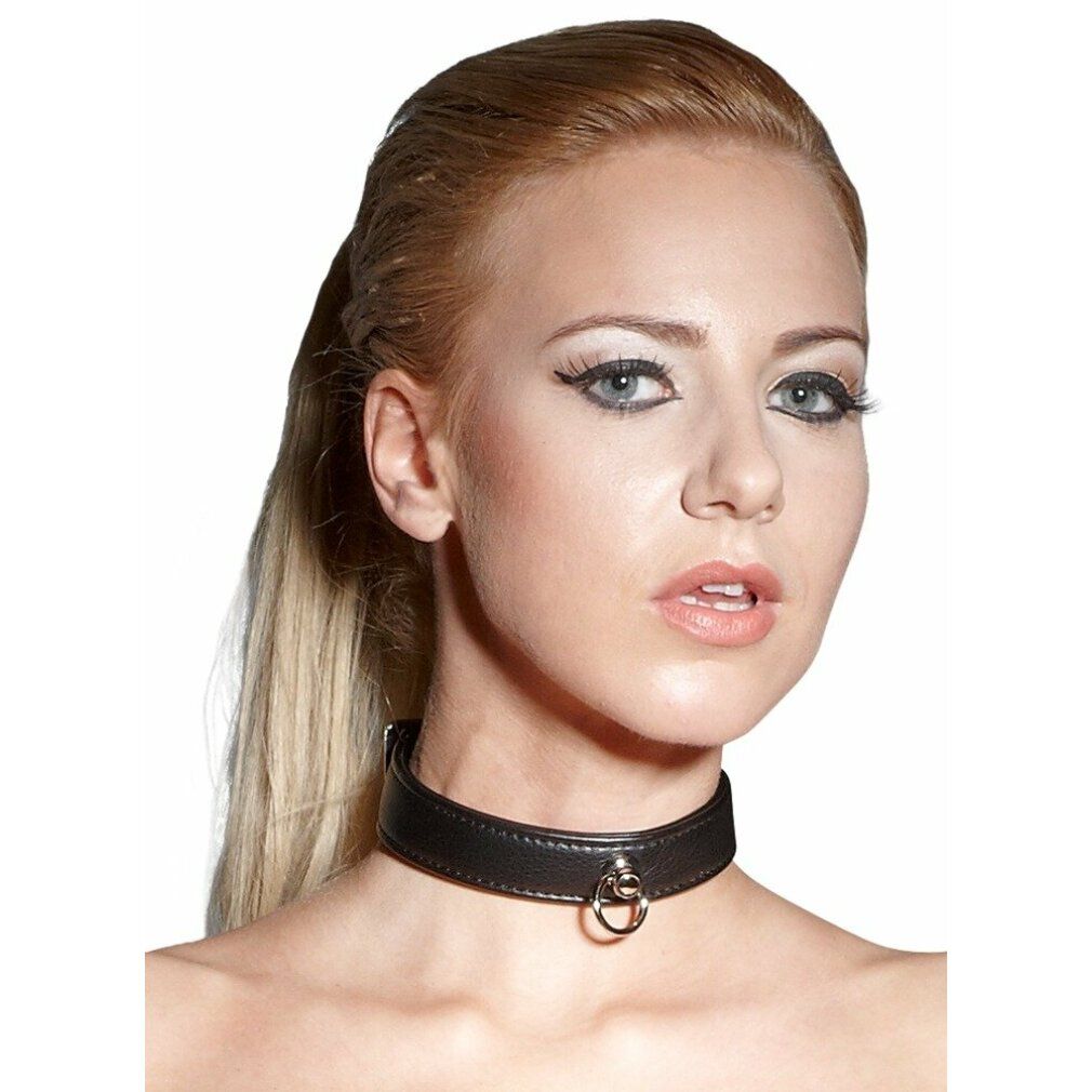 Schwarze Halsfessel mit Metallring. Blondhaarige Frau. Nahaufnahme.