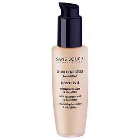 Beige Foundation-Flasche mit schwarzem Pumpverschluss. Aufschrift: SANS SOUCIS, CELLULAR MOISTURE Foundation, LSF/SPF/FPS 15, mit Hyaluronsäure & Microfiller.
