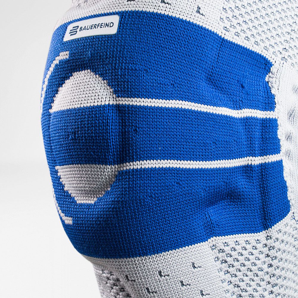 Detail der Kniebandage mit blauem Verstärkungsbereich und Logo.