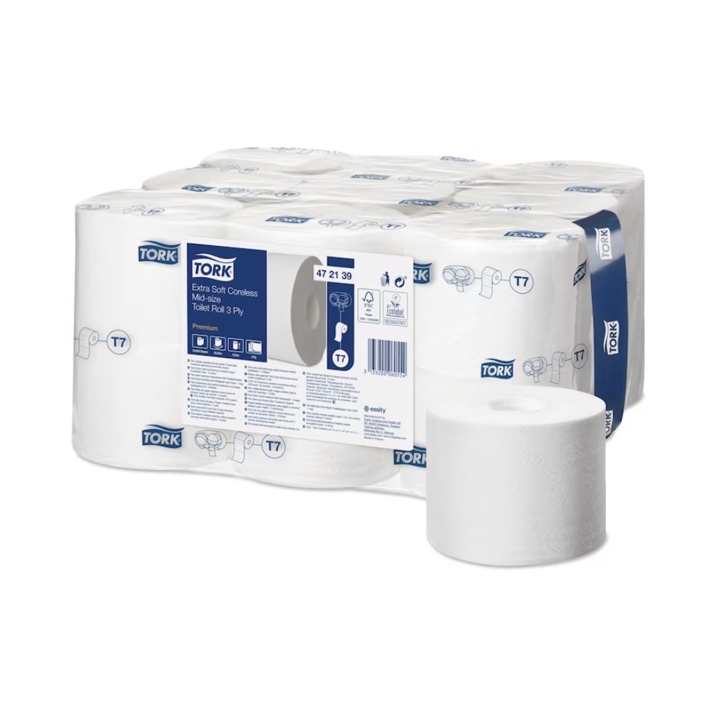 Packung mit Tork Toilettenpapier. Einzelne Rolle im Vordergrund. Aufschrift: Extra Soft Comfort Midi-size Toilet Roll 3 Ply.