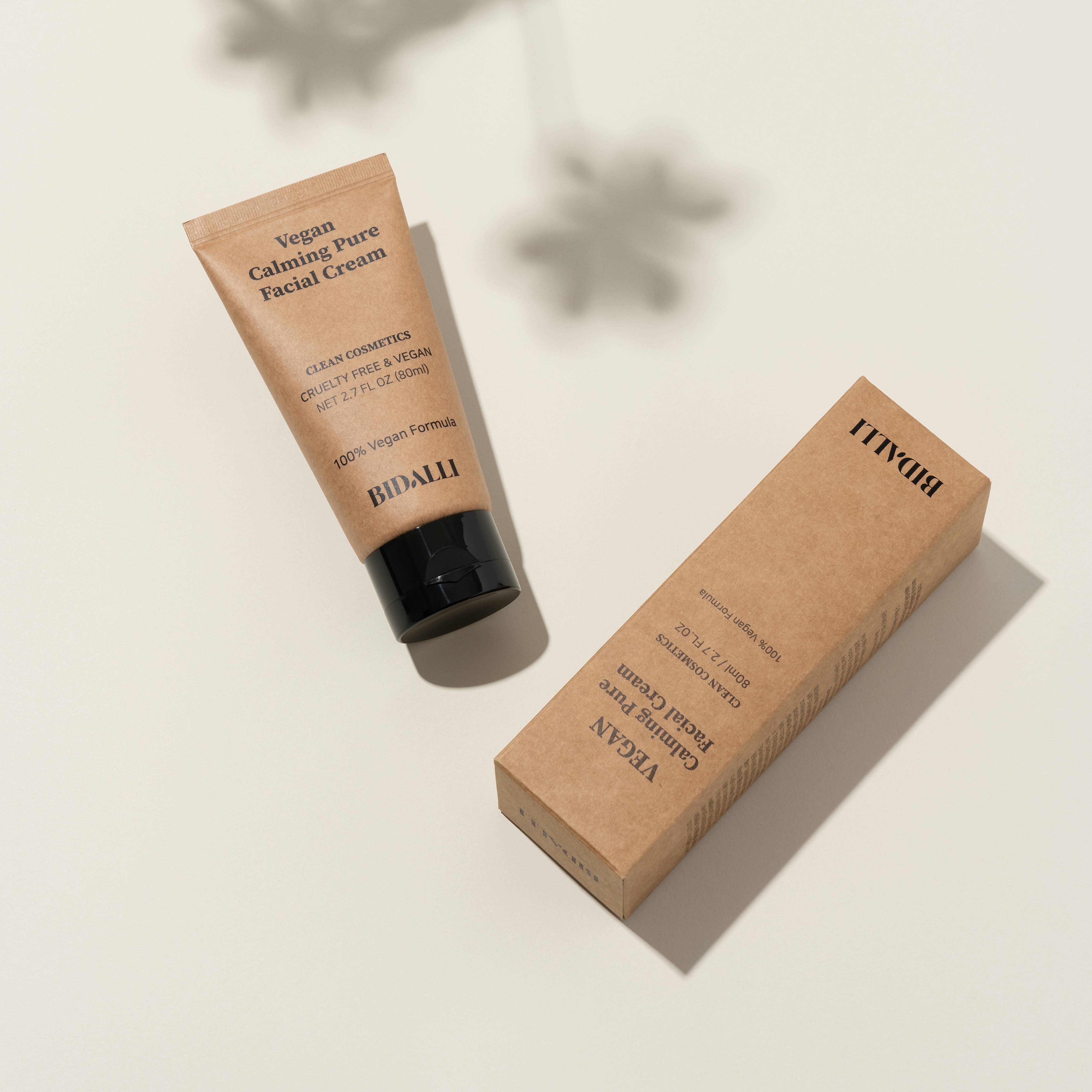 Tube und Schachtel. Aufschrift: Vegan Calming Pure Facial Cream, Bidalli.