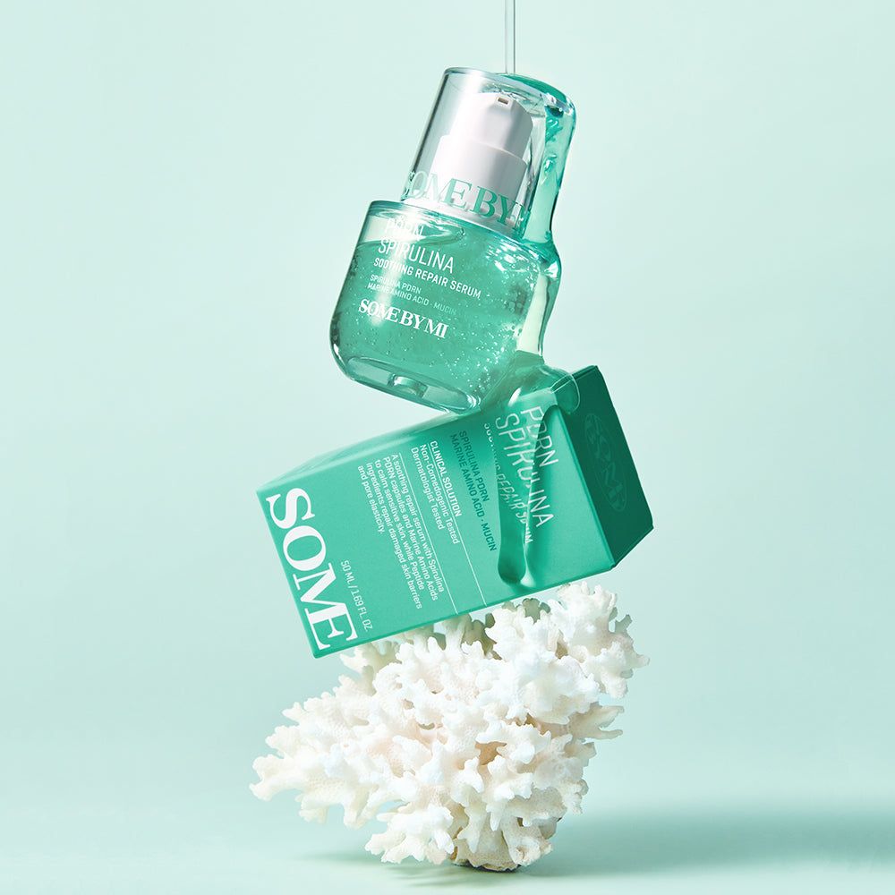 Zwei Serumflaschen und eine Schachtel schweben. Aufschrift: PDRN SPIRULINA, SOOTHING REPAIR SERUM. Grünes Serum und Verpackung.