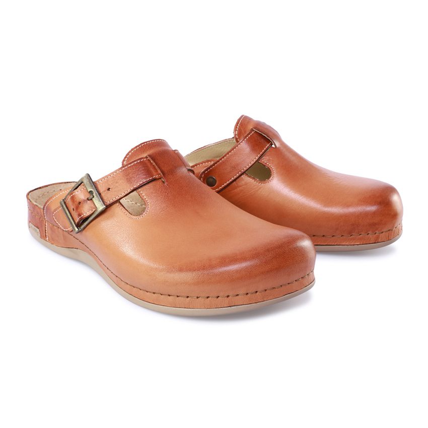 Braune Leder-Pantoletten mit Schnallen. Marke LEON. Größe 46. Hellbraunes Leder, sichtbare Nähte, offene Ferse.