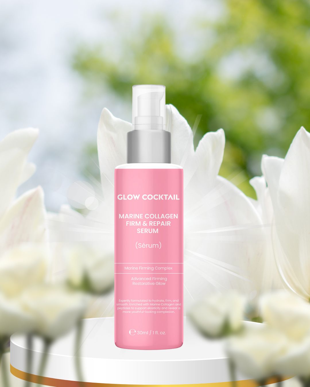 Rosa Serumflasche auf Podest vor verschwommenem Hintergrund. Aufschrift: Glow Cocktail, Marine Collagen Firm & Repair Serum. Enthält Text über Inhaltsstoffe.