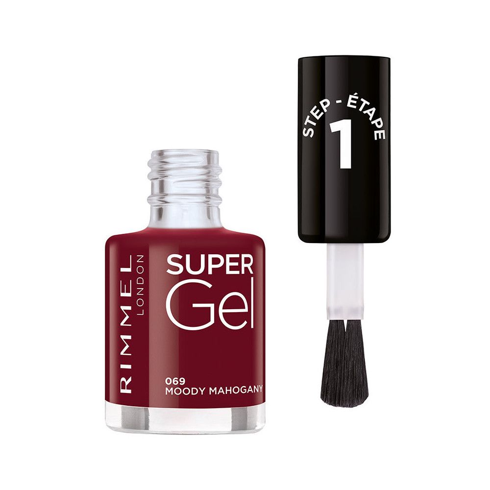Rimmel Super Gel Nagellack. Geöffnete Flasche mit dunkelrotem Nagellack und Pinsel. Schwarzer Deckel mit weißer Aufschrift. Aufschrift: Super Gel, 069 Moody Mahogany.
