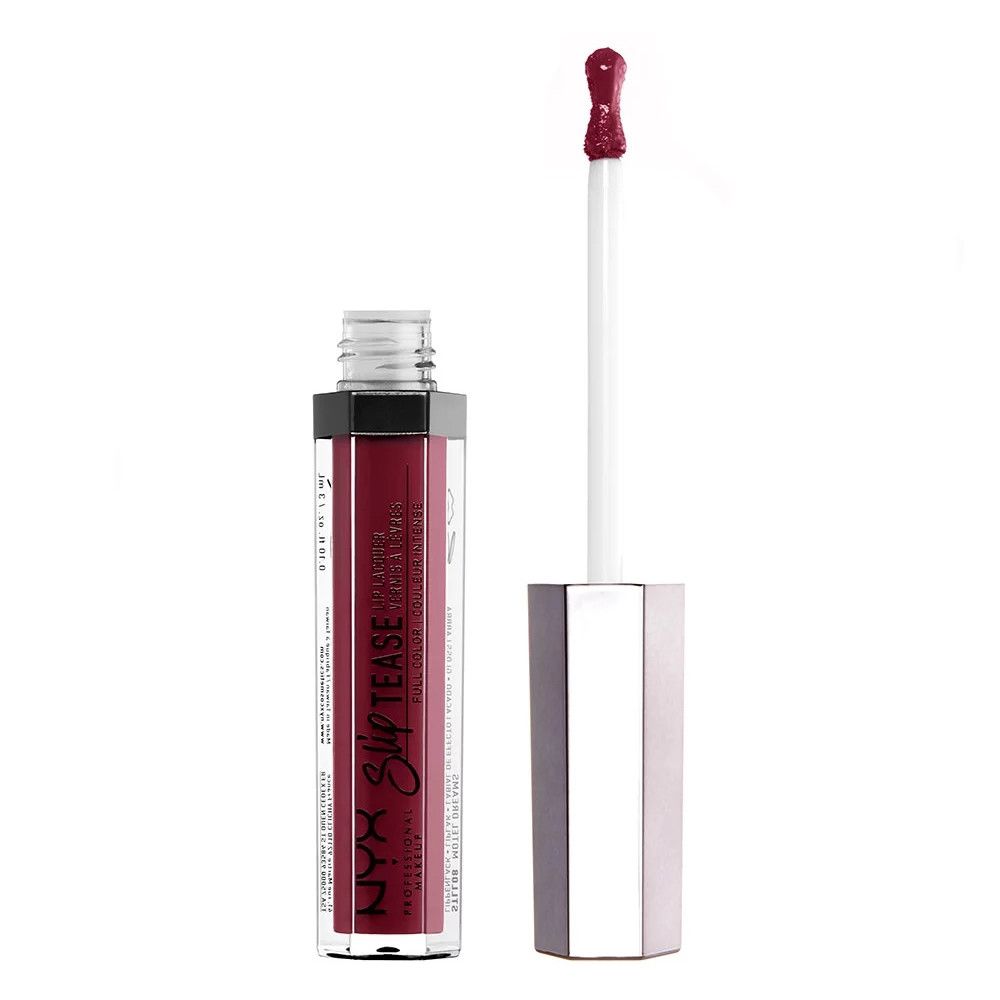 Lippenlack, geöffnet. Dunkelroter Farbton. Silberne Kappe. Aufschrift: NYX Slip Tease. Applikator sichtbar.