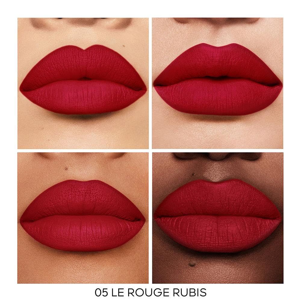 Vier Lippen-Nahaufnahmen mit rotem Lippenstift. Text: 05 LE ROUGE RUBIS.