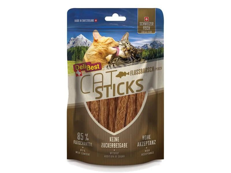 Verpackung mit DeliBest Cat Sticks Flussbarsch. Braune Sticks, 85% Fleischanteil. Ohne Zuckerzusatz. Hohe Akzeptanz. Schweizer Fisch.