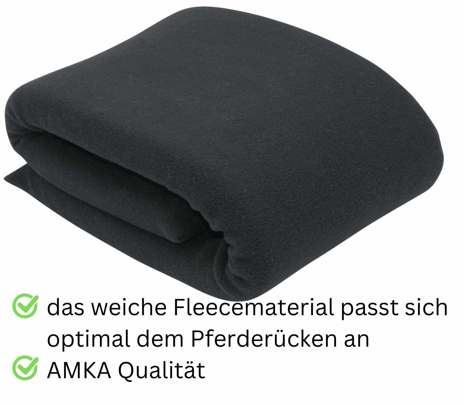 Schwarze, gefaltete Unterlage aus Fleece. Text: "das weiche Fleecematerial passt sich optimal dem Pferderücken an", "AMKA Qualität".