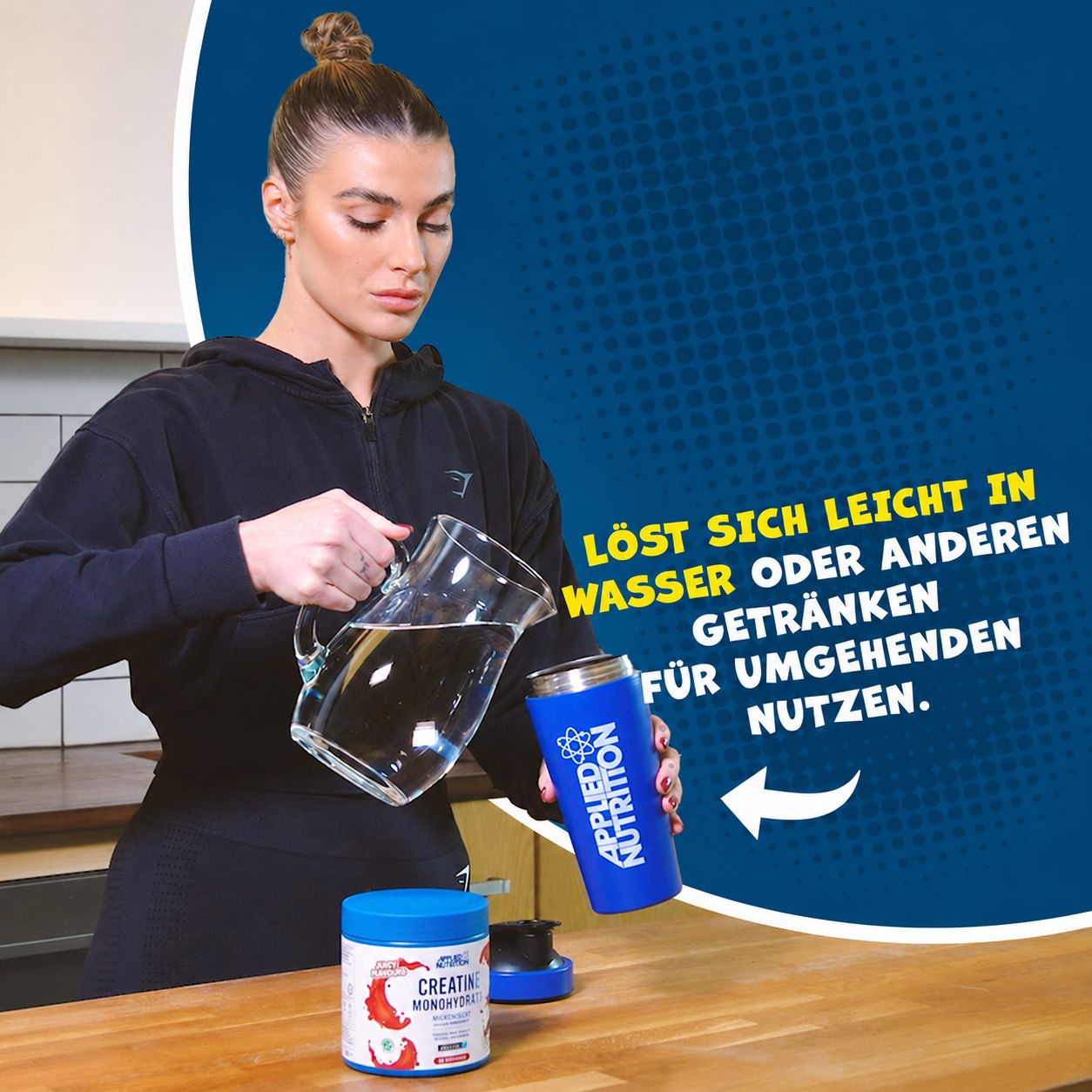Frau gießt Wasser in einen blauen Shaker mit Applied Nutrition Logo neben einer Dose Kreatin.