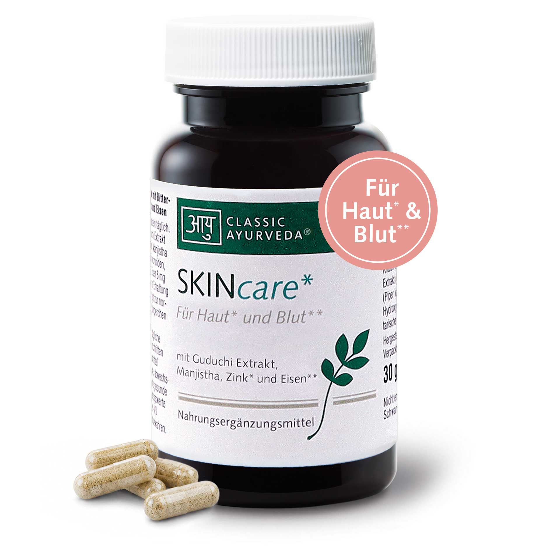 Dunkle Braunglasflasche mit weißem Etikett "Classic Ayurveda SKINcare" und Kapseln daneben.