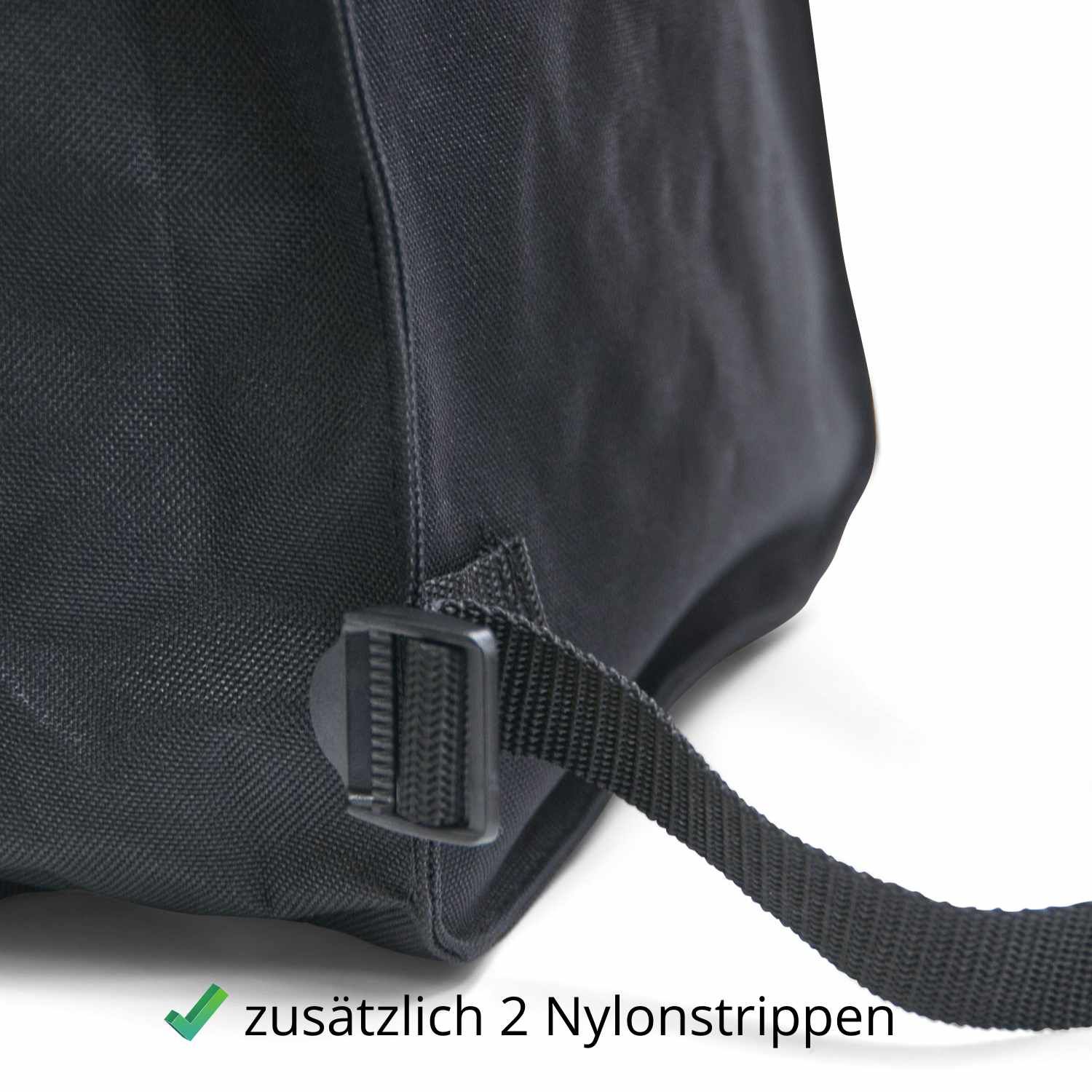 Detail der schwarzen Satteltasche. Zeigt eine Nylonschnalle und einen schwarzen Nylonriemen.