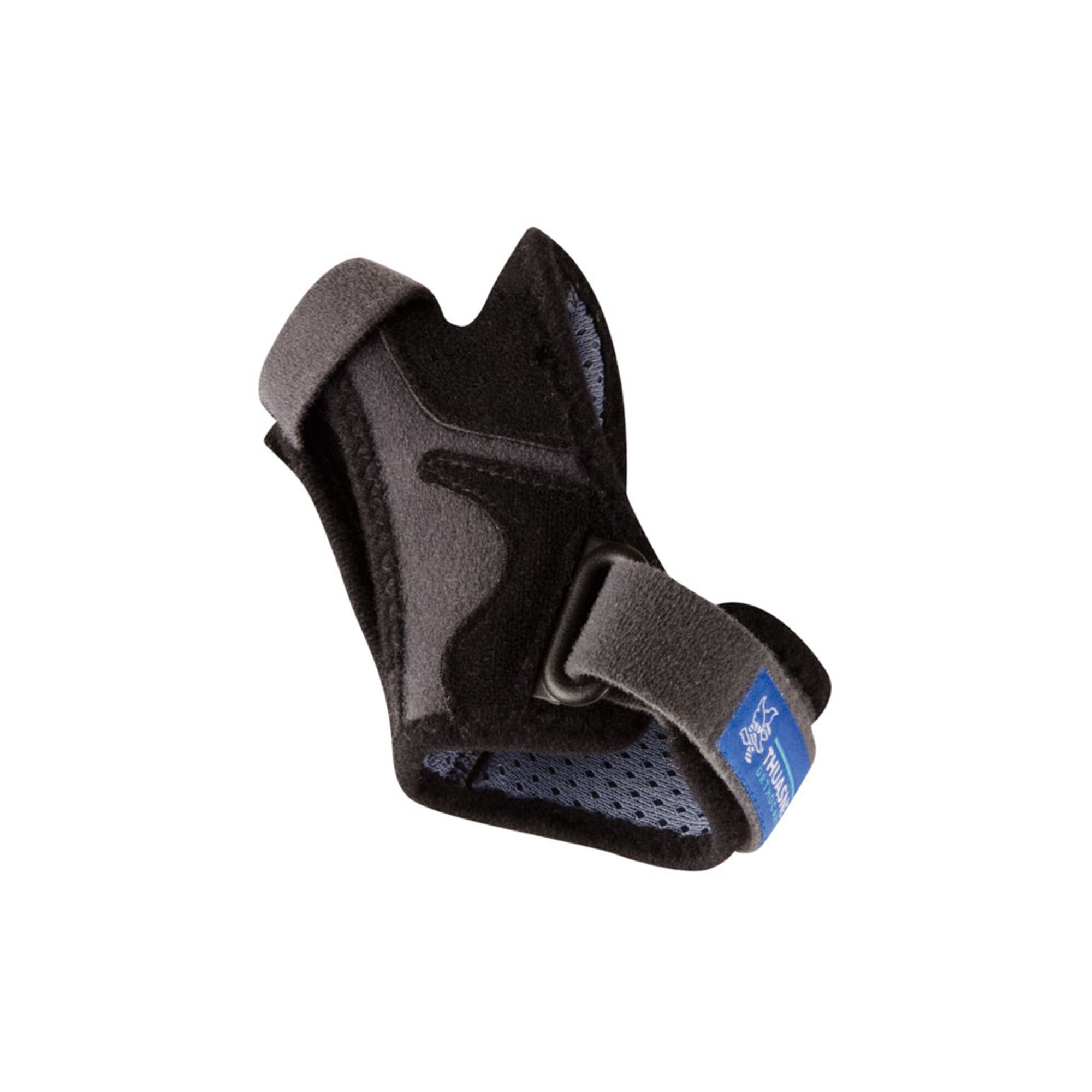 Daumenorthese, schwarz und grau, mit Klettverschluss und Logo. Perforiertes Innenfutter. Seitliche Ansicht.