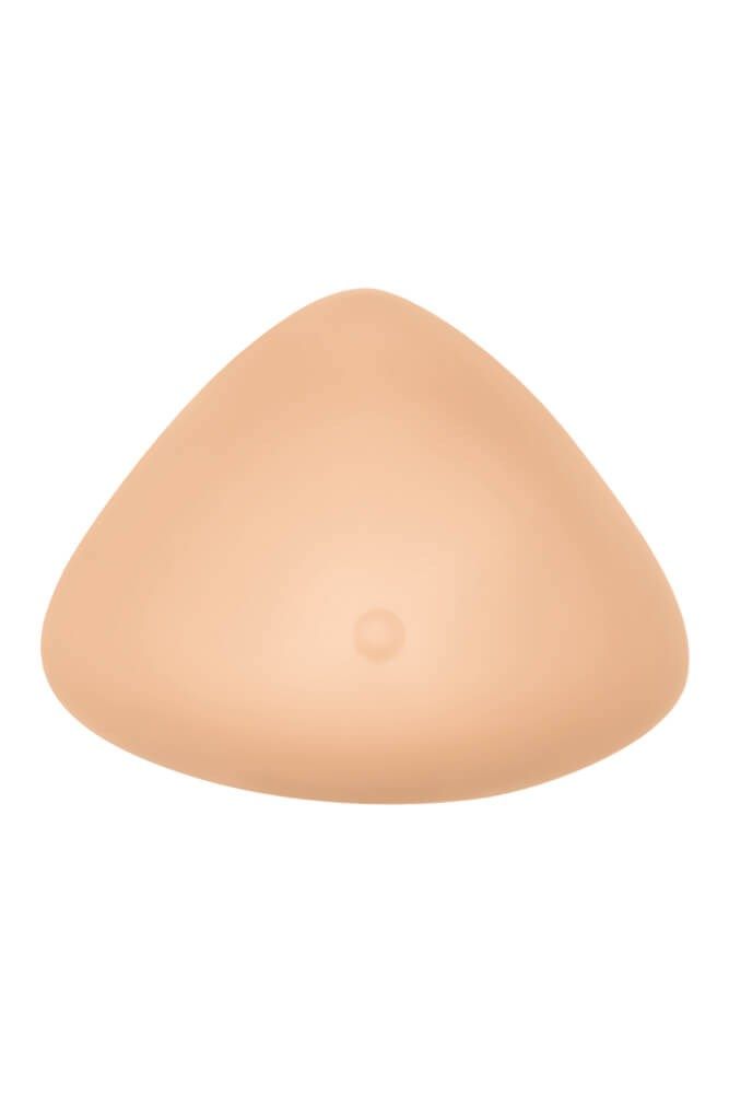 Brustprothese in mittlerer Brustform. Hautfarbenes, dreieckiges Silikon-Implantat mit kleiner Erhebung.