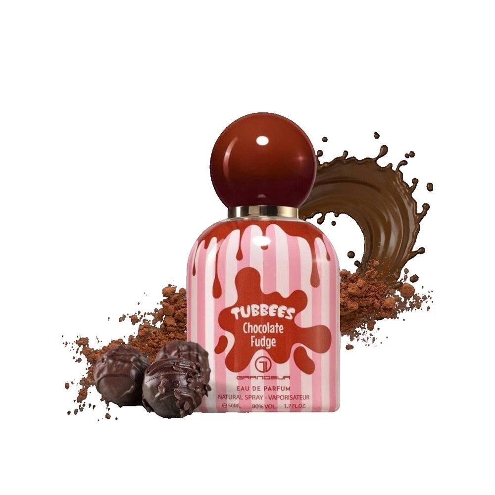 Parfümflakon mit rosa Streifen und Schokoladen-Fudge-Aufdruck. Brauner Deckel. Schokoladenspritzer und Pralinen im Hintergrund.