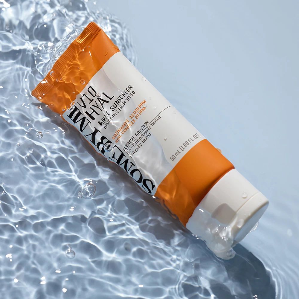 Orange Tube im Wasser. Aufschrift: SOME BY MI V10 Hyal Air Fit Sunscreen SPF50. 50 ml.