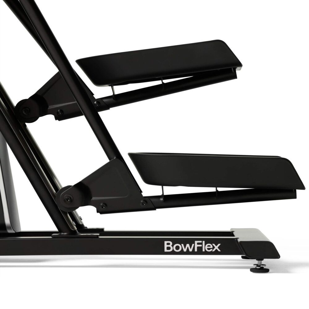 Fitnessgerät, Detailansicht. Schwarze Pedale und Gestell. Aufschrift BowFlex.