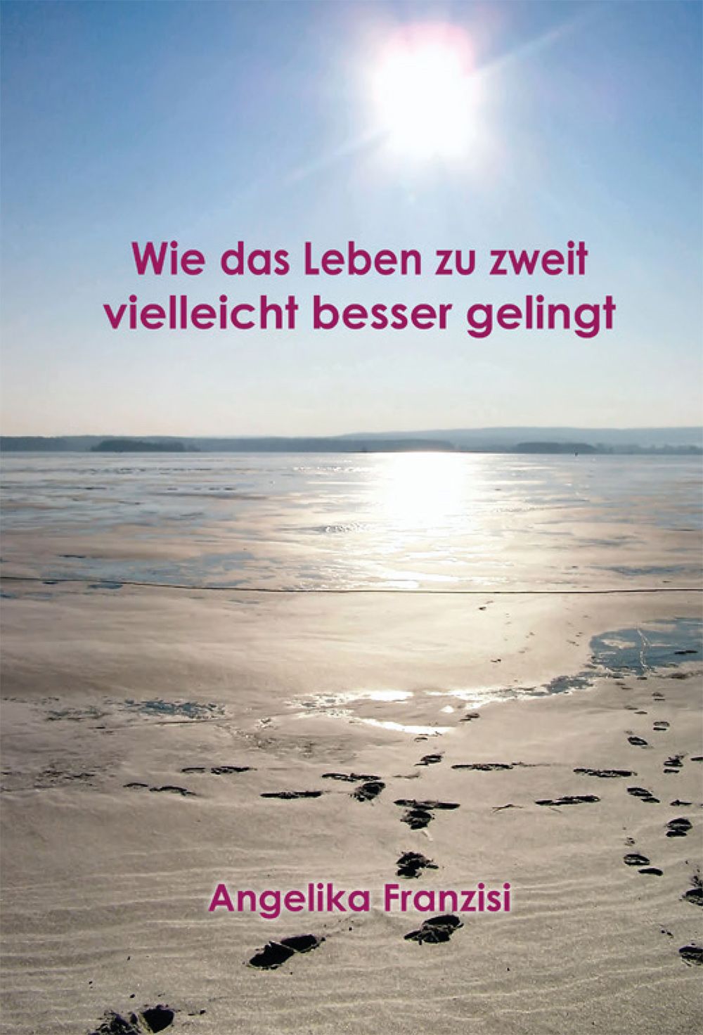 Buchcover mit Titel: Wie das Leben zu zweit vielleicht besser gelingt. Autorin: Angelika Franzisi. Hintergrund: Landschaft mit Sonne und Fußabdrücken.