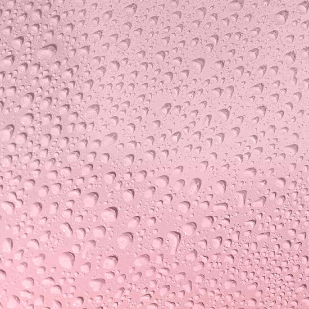 Nahaufnahme von Wassertropfen auf rosa Hintergrund. Tropfen sind klar und rund.