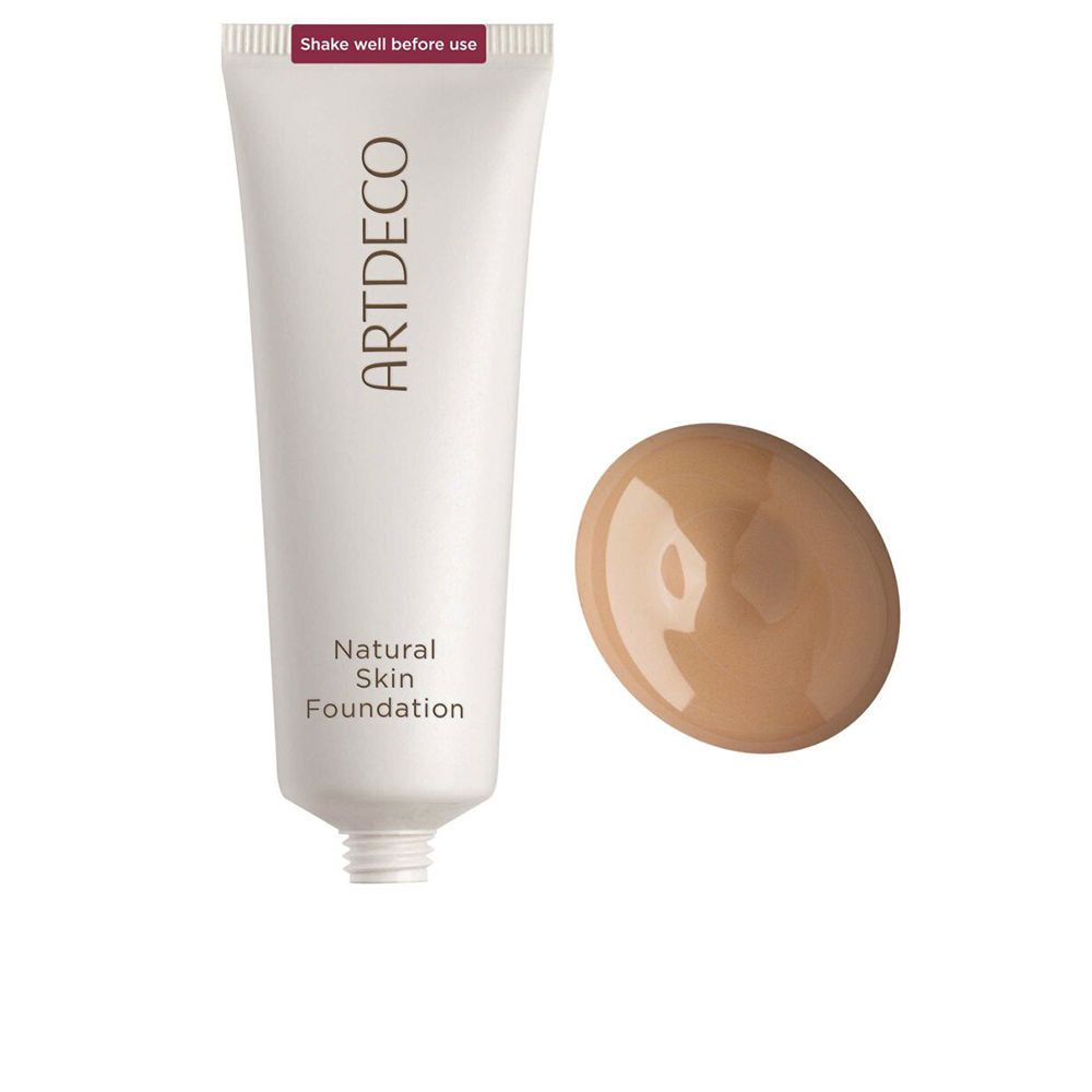 Weiße Tube mit Aufschrift ARTDECO und Natural Skin Foundation. Daneben ein Klecks Foundation in hellem Braunton.