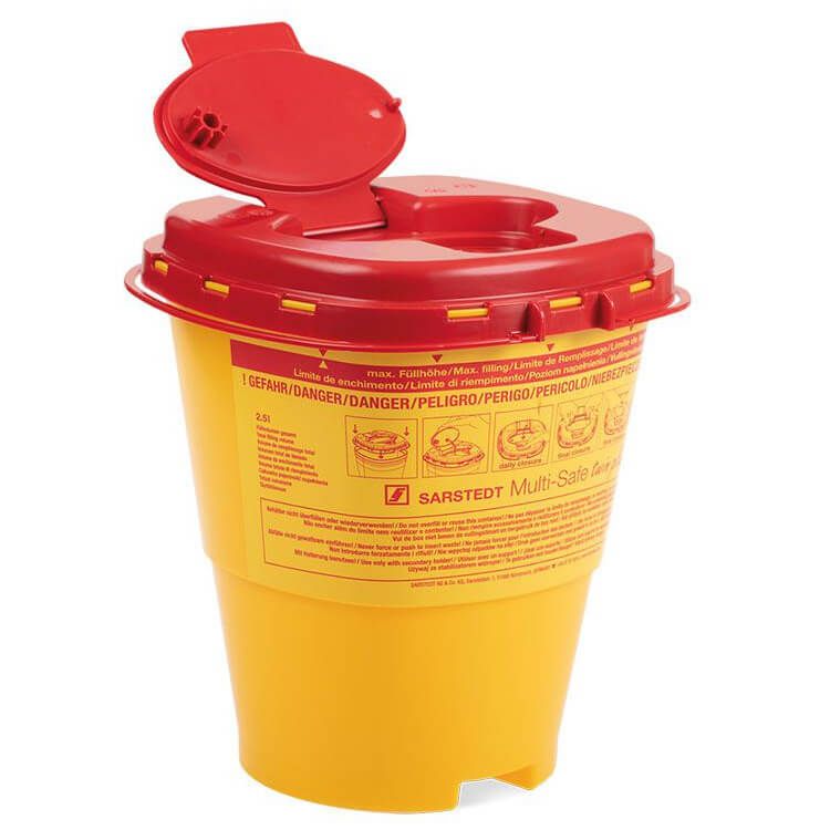 Gelb-roter Abwurfbehälter für Kanülen. Roter Deckel mit Öffnung, gelber Behälter mit Aufschrift. Marke SARSTEDT.