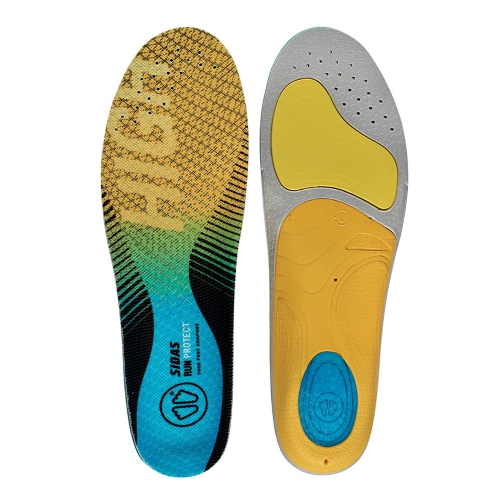 Zwei Einlegesohlen. Gelbe, blaue und grüne Elemente. Aufschrift: SIDAS RUN PROTECT. Perforierte Oberfläche.