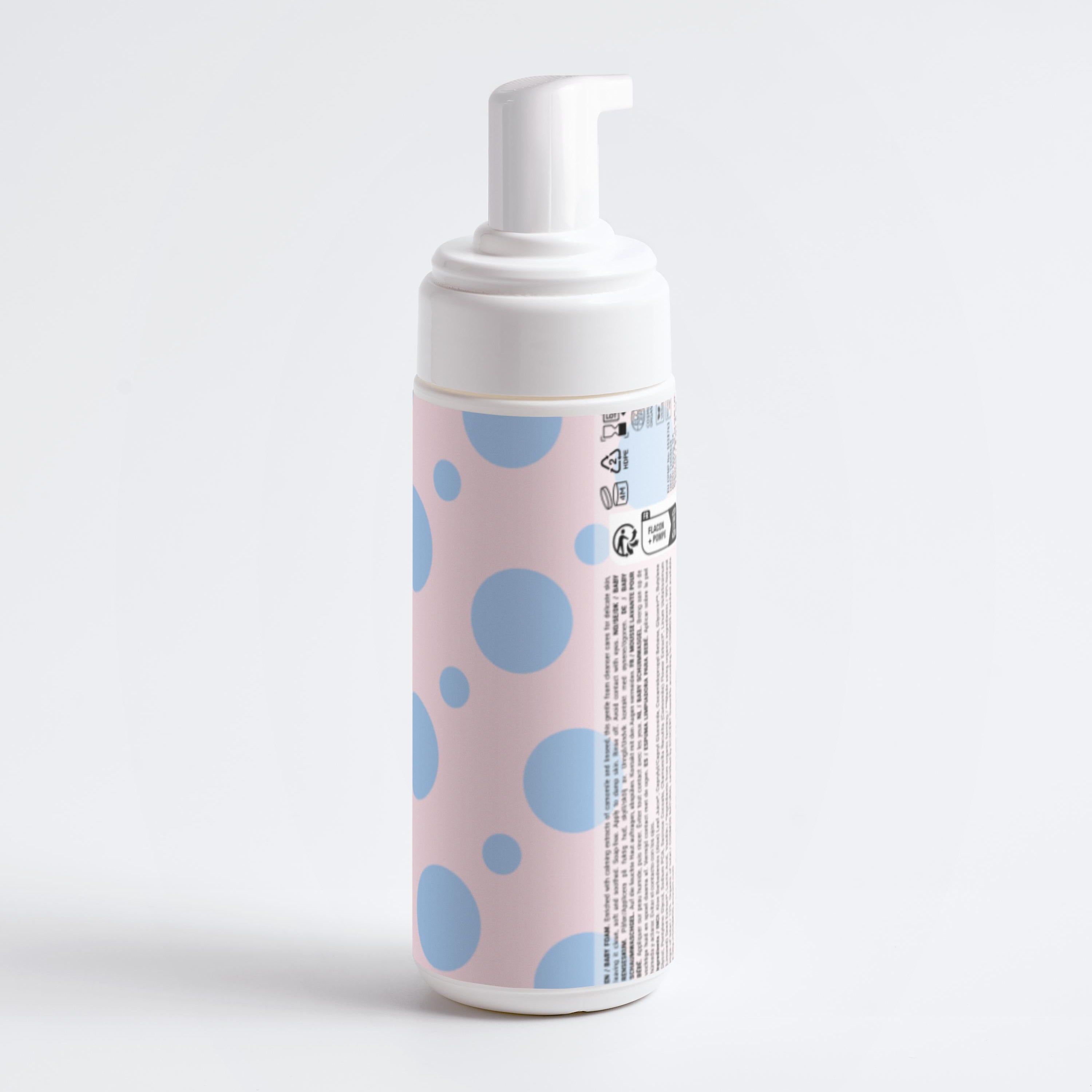 Weiße Pumpspenderflasche mit rosa Hintergrund und blauen Kreisen. Enthält Textinformationen.