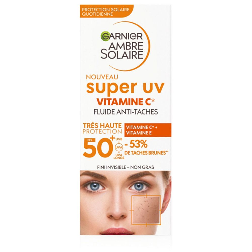 Garnier Ambre Solaire Super UV Vitamin C Fluid Anti-Flecken. SPF50+ auf weißer Verpackung. Gesicht einer Frau mit Hautunreinheiten.