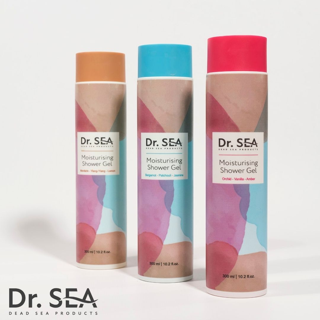 Drei Duschgel-Flaschen. Text: Dr. SEA, Moisturising Shower Gel. Farben: braun, blau, rot. Aufschrift: Dead Sea Products.