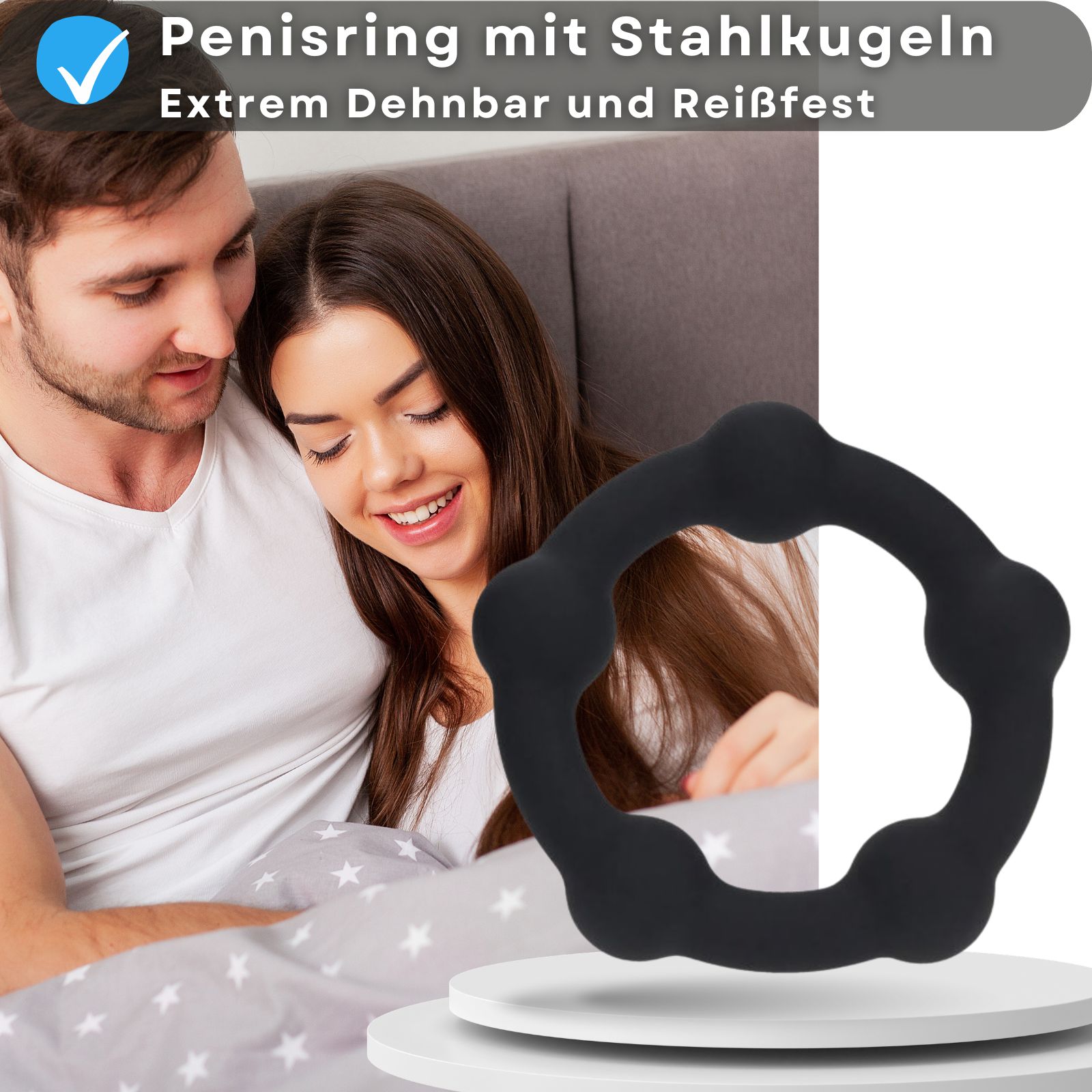 Schwarzer Penisring mit Stahlkugeln. Paar im Bett. Text: Penisring mit Stahlkugeln, extrem dehnbar und reißfest.