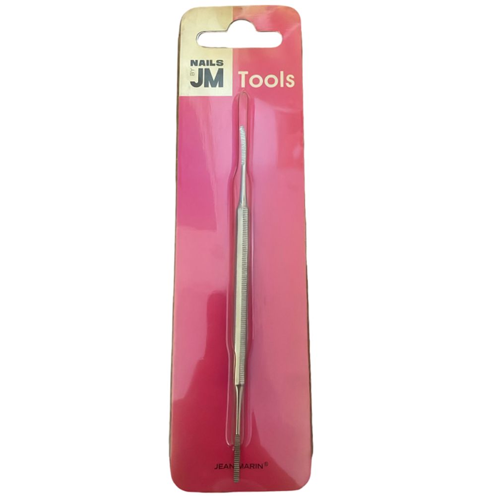 Doppelseitiger Nagelreiniger in Verpackung. Metallwerkzeug mit zwei Enden. Marke JM Nails Tools, rosa Verpackung.