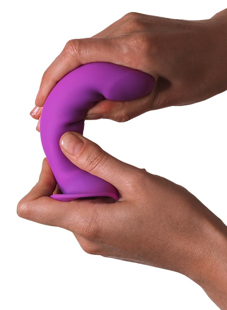 Hände halten einen gebogenen, lila Dildo. Produkt ist flexibel.